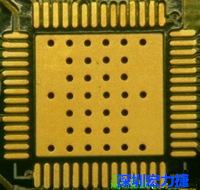 這是最不好的通孔設(shè)計(jì)，貫穿通孔直接擺放于QFN的接地散熱墊上，制造上無(wú)法確保其錫量，也就無(wú)法確保焊接良好。