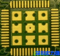 這個(gè)通孔的設(shè)計(jì)勉強(qiáng)可以接受，只剩下正中間一個(gè)通孔沒(méi)有塞孔，而且孔徑也變小了。