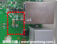 有人認(rèn)為電容旁邊已經(jīng)有螺絲將電路板固定于機(jī)殼上了，不應(yīng)該發(fā)生電路板彎曲的現(xiàn)象才對。