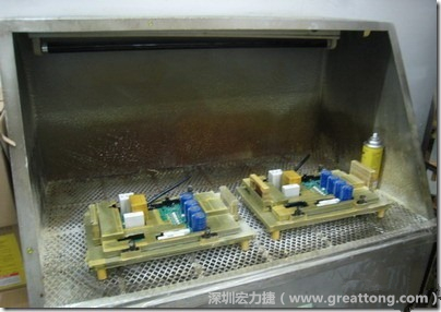 使用噴涂(Spraying)方式作業(yè)conformal coating時，需設(shè)備抽真空的設(shè)備，否則噴涂的物質(zhì)會飄散到空氣當(dāng)中，影響人體的健康。