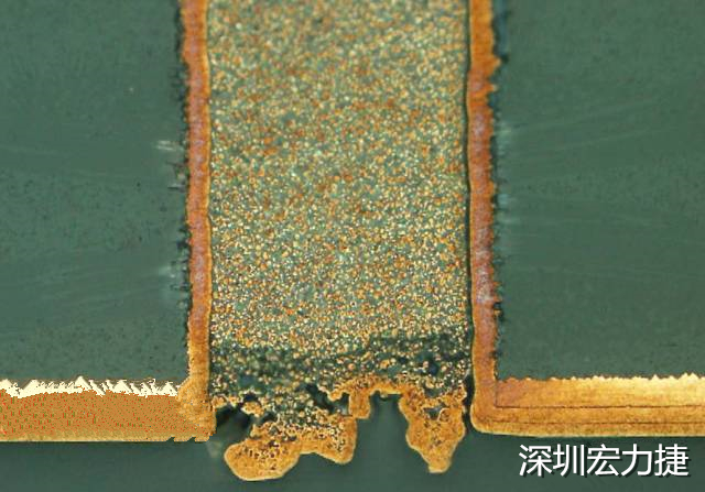 PCB設(shè)計之導(dǎo)電孔塞孔工藝 導(dǎo)電孔Via hole又名導(dǎo)通孔，為了達(dá)到客戶要求，導(dǎo)通孔必須塞孔，經(jīng)過大量的實踐，改變傳統(tǒng)的鋁片塞孔工藝，用白網(wǎng)完成板面阻焊與塞孔。生產(chǎn)穩(wěn)定，質(zhì)量可靠。
