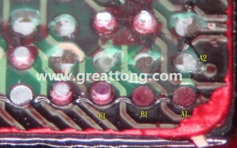 下圖是紅墨水測(cè)試后將PCB板子拿回來(lái)側(cè)一個(gè)角度拍攝的照片，就可以很清楚的看到錫球黏在PCB端，或不在PCB端。
