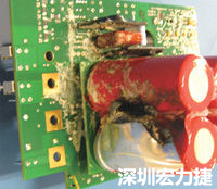 元件選擇不當導致大量電流或電壓流經電路，將會發(fā)生像這個燒融電容器的損壞情形。