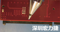 連接器邊緣稍突出于電路板的邊緣。