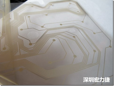 下面第二個(gè)圖則是另一片也有著按鍵線路的PTF，當(dāng)上、下兩面PTF的按鍵結(jié)點(diǎn)互相接觸后就可以計(jì)算出是哪個(gè)按鍵被按下了?？墒钱?dāng)按鍵沒(méi)有按下時(shí)，上下兩片PTF的線路則是分開(kāi)的，所以上圖那片PTF的線路上面其實(shí)還另外覆蓋了另一層透明的PET作為絕緣層，只露出了需要在鍵盤(pán)按下時(shí)才會(huì)碰觸的接觸點(diǎn)，因?yàn)檫@些材質(zhì)使用的都是Polymer，所以才撐這樣的技術(shù)為Polydome(聚合簧片)。