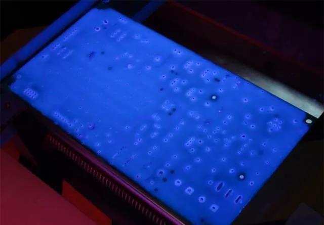 經(jīng)過涂覆工藝后的PCB，在紫光燈下的拍攝效果，原來coating也可以這么美！