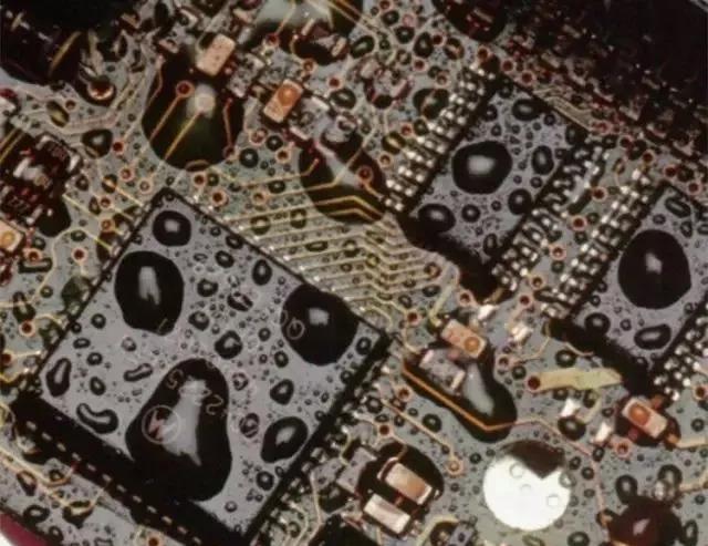 經(jīng)過涂覆工藝后的PCB，在表面形成透明的保護(hù)膜，能有效防止水珠和潮氣侵入，避免漏電和短路。